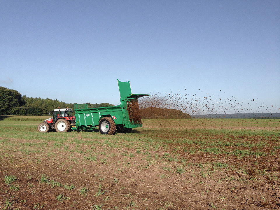 TEBBE TS 160 Streuer verteilt Streugut auf dem Feld